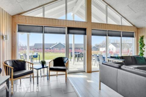 Sofaen i luksushus nr. 260 i Sydjylland er perfekt for å hygge seg med et brettspill eller se en film sammen.