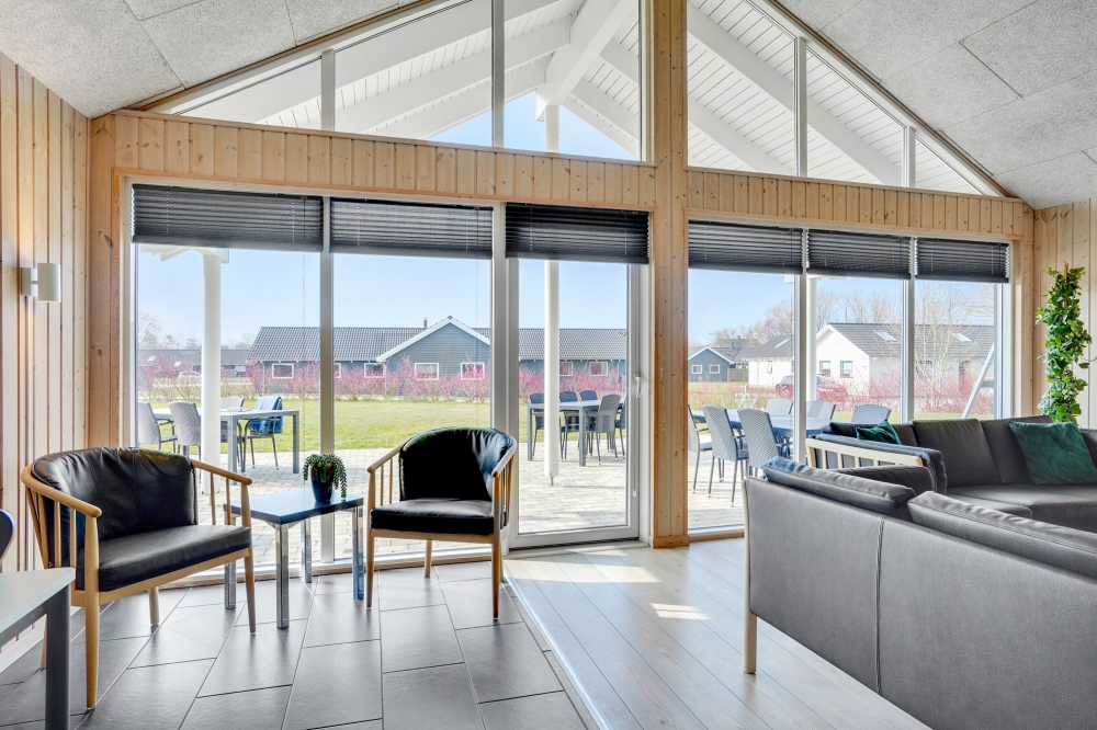 Sofaen i luksushus nr. 260 i Sydjylland er perfekt for å hygge seg med et brettspill eller se en film sammen.