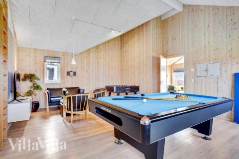 Luksushus nr. 260 til 16 personer tilbyr et stort aktivitetsrom med bl.a. biljard og dart
