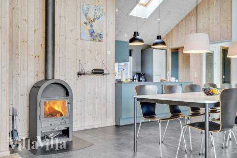 Det er plass til 16 personer i det store lyse oppholdsrommet i luksushus nr. 260.