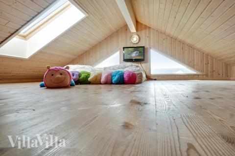 Noen av de 20 soveplassene i luksushus nr. 237 finnes på hems