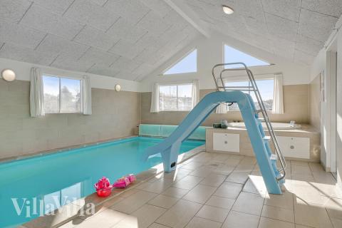 Det flotte bassenget i luksushus nr. 237 til 20 personer