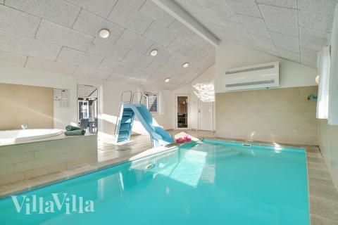 Feriehus 237 har et flott basseng med sklie, et stort innebygd boblebad og en badstue