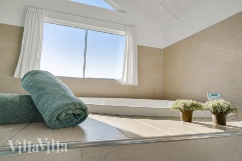 Nyt varmen i boblebadet i luksushus nr. 237 i Sydjylland