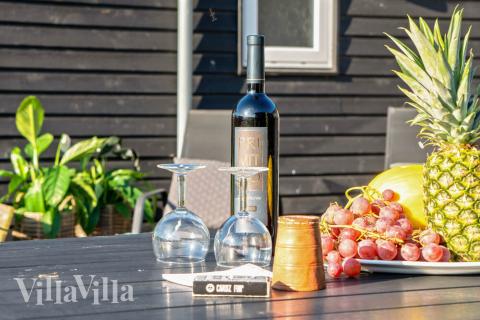 Nyt en grillkveld på terrassen i luksushus nr. 237 i Sydjylland