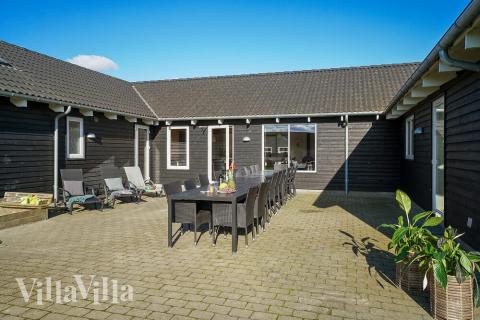 Luksushus nr. 237 har en deilig terrasse med gode hagemøbler til 20 personer.