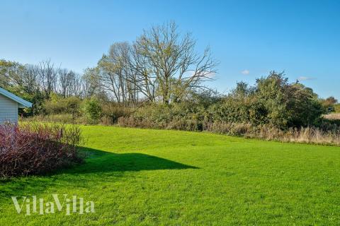 På terrassen i feriehus nr. 237 er det plass til 20 personer.
