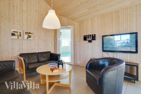 Det er plass til 20 personer i det store lyse oppholdsrommet i luksushus nr. 237.