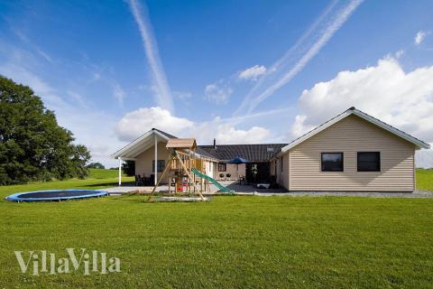 Lekkert luksussommerhus med basseng nær stranden ved Kægnes på Sydals. Sommerhuset har basseng, aktiviteter og plass til 22 personer.\r\n