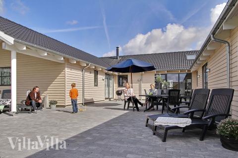 Luksushus nr. 242 har en deilig terrasse med gode hagemøbler til 22 personer.