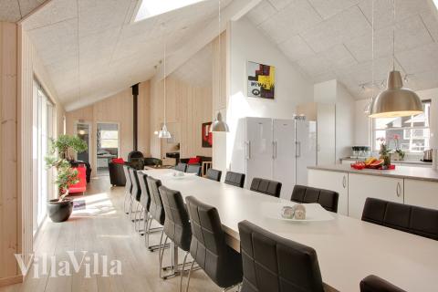 Kjøkkenet i luksushus nr. 242 er fullt utstyrt så dere lett kan lage mat til 22 personer.