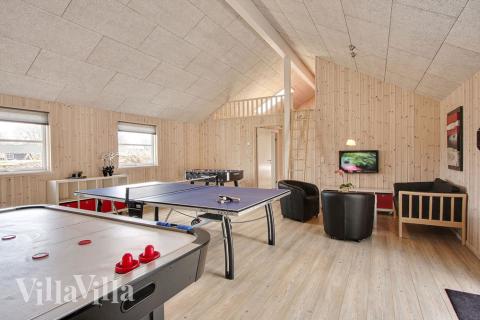 Luksushus nr. 242 til 22 personer tilbyr et stort aktivitetsrom med bl.a. biljard og dart