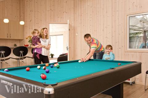 I tillegg til alle aktivitetsmulighetene i husets bassengavdeling, kan du også spille biljard, bordtennis og dart i luksushus nr. 242