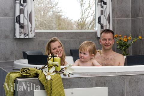 Nyt varmen i boblebadet i luksushus nr. 242 i Sydjylland
