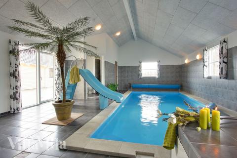 Feriehus 242 har et flott basseng med sklie, et stort innebygd boblebad og en badstue