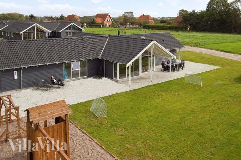 Luksushus nr. 262 har en deilig terrasse med gode hagemøbler til 14 personer.