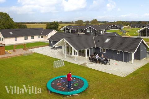 Flott feriehus med basseng og plass til 14 personer, nær stranden på Sydals\r\n