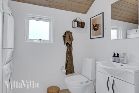 Det finnes bad med dusj i luksushus nr. 262 til 14 personer.