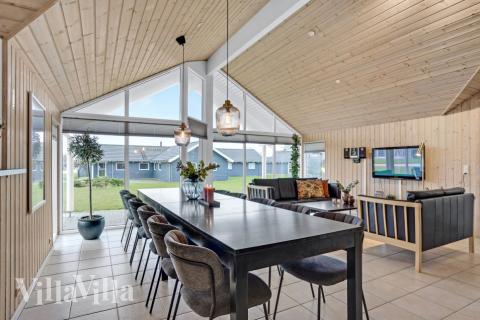 Det er plass til 14 personer i det store lyse oppholdsrommet i luksushus nr. 262.