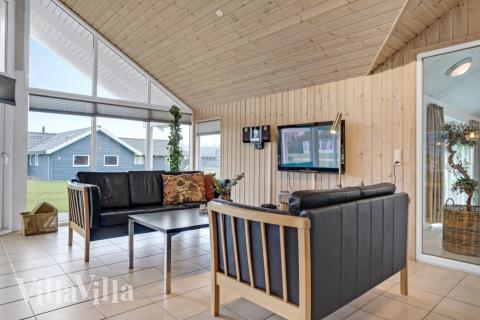 Det er god plass til hygge i feriehusets sofagruppe under oppholdet i luksushus nr. 262