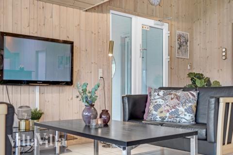 Sofaen i luksushus nr. 262 i Sydjylland er perfekt for å hygge seg med et brettspill eller se en film sammen.