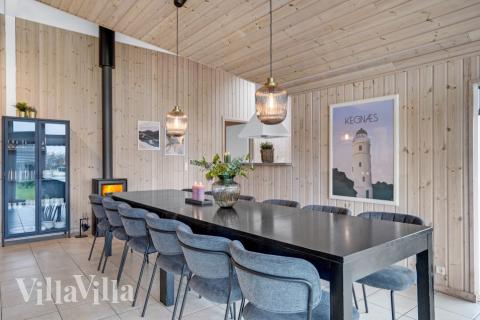 Det er god plass til at 14 personer sitter sammen i feriehusets oppholdsrom under et besøk i luksushus 262 i Sydjylland.