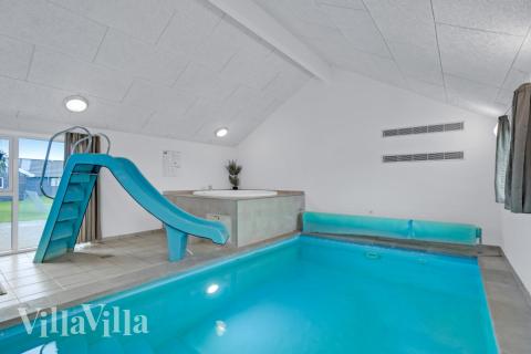 Feriehus 262 har et flott basseng med sklie, et stort innebygd boblebad og en badstue