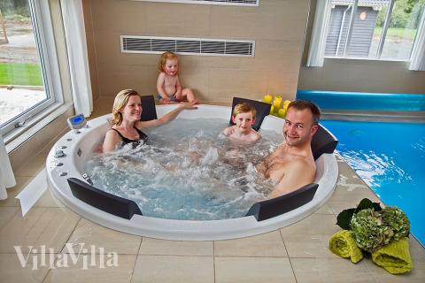 Nyt varmen i boblebadet i luksushus nr. 254 i Sydjylland