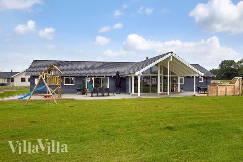 Dette lekre feriehuset med basseng ligger på Kegnæs og har plass til 14 personer. Her får du en herlig ferieopplevelse med både avslapping og aktiviteter\r\n