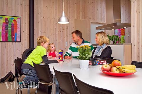 Det er plass til 14 personer i det store lyse oppholdsrommet i luksushus nr. 254.