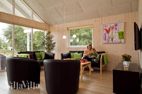 Det er plass til 18 personer i det store lyse oppholdsrommet i luksushus nr. 255.