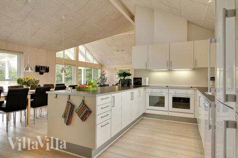 Kjøkkenet i luksushus nr. 255 er fullt utstyrt så dere lett kan lage mat til 18 personer.