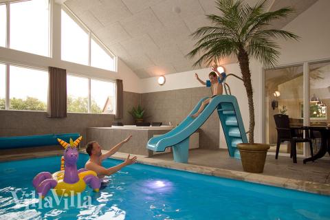 Feriehus 255 har et flott basseng med sklie, et stort innebygd boblebad og en badstue