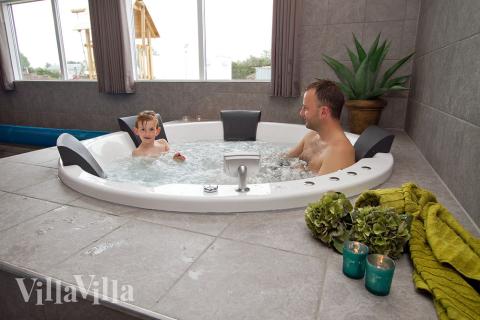 Nyt varmen i boblebadet i luksushus nr. 255 i Sydjylland