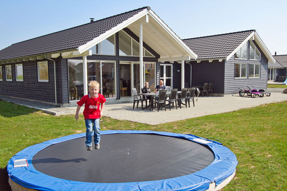 Dette flotte og velutstyrte sommerhuset med basseng ligger ved Kegnæs Strand på Sydals\' sørkyst. \r\n