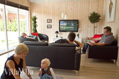 Det er plass til 16 personer i det store lyse oppholdsrommet i luksushus nr. 266.