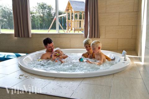 Nyt varmen i boblebadet i luksushus nr. 266 i Sydjylland