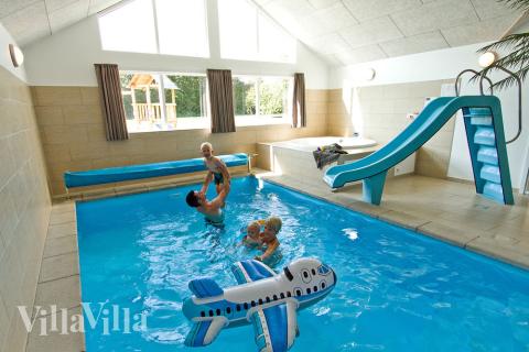 Feriehus 266 har et flott basseng med sklie, et stort innebygd boblebad og en badstue