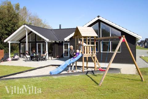 Luksushus nr. 266 har en deilig terrasse med gode hagemøbler til 16 personer.