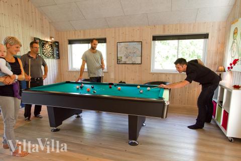 I tillegg til alle aktivitetsmulighetene i husets bassengavdeling, kan du også spille biljard, bordtennis og dart i luksushus nr. 266