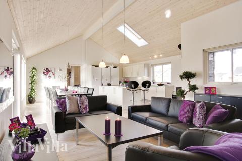 Det er plass til 20 personer i det store lyse oppholdsrommet i luksushus nr. 258.