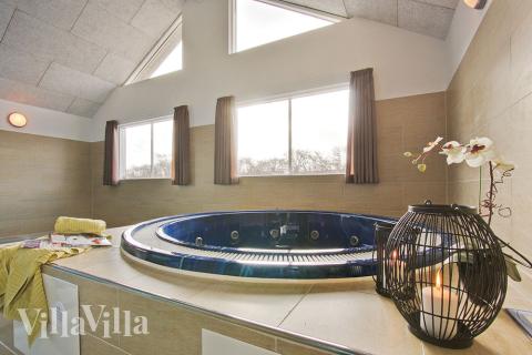 Nyt varmen i boblebadet i luksushus nr. 258 i Sydjylland