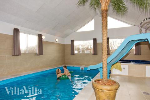 Feriehus 258 har et flott basseng med sklie, et stort innebygd boblebad og en badstue