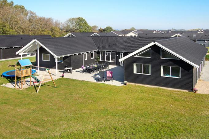 Dette fantastiske feriehuset med basseng ligger på Kegnæs og er fullt av aktiviteter som sikrer en morsom ferie for alle, uansett vær og årstid\r\n