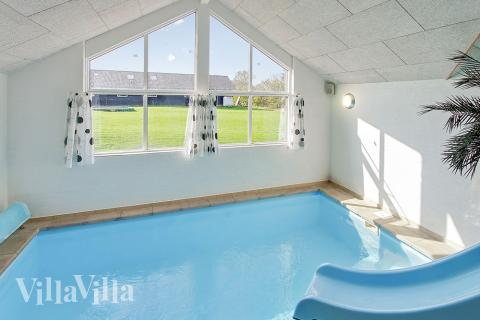 Feriehus 259 har et flott basseng med sklie, et stort innebygd boblebad og en badstue