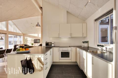 Kjøkkenet i luksushus nr. 259 er fullt utstyrt så dere lett kan lage mat til 14 personer.