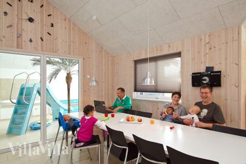 Det er plass til 14 personer i det store lyse oppholdsrommet i luksushus nr. 259.