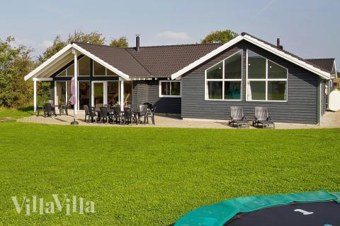 Luksushus nr. 259 har en deilig terrasse med gode hagemøbler til 14 personer.