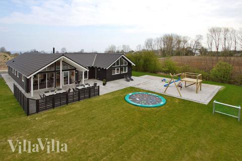 Velkommen til dette luksusferiehuset med basseng på Nordals, hvor du er sikret en vellykket ferieopplevelse uansett vær og årstid\r\n