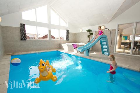 Feriehus 289 har et flott basseng med sklie, et stort innebygd boblebad og en badstue